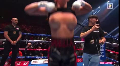 boxing girl flashes crowd after win|OnlyFans star Daniella Hemsley flashes crowd celebrating boxing。